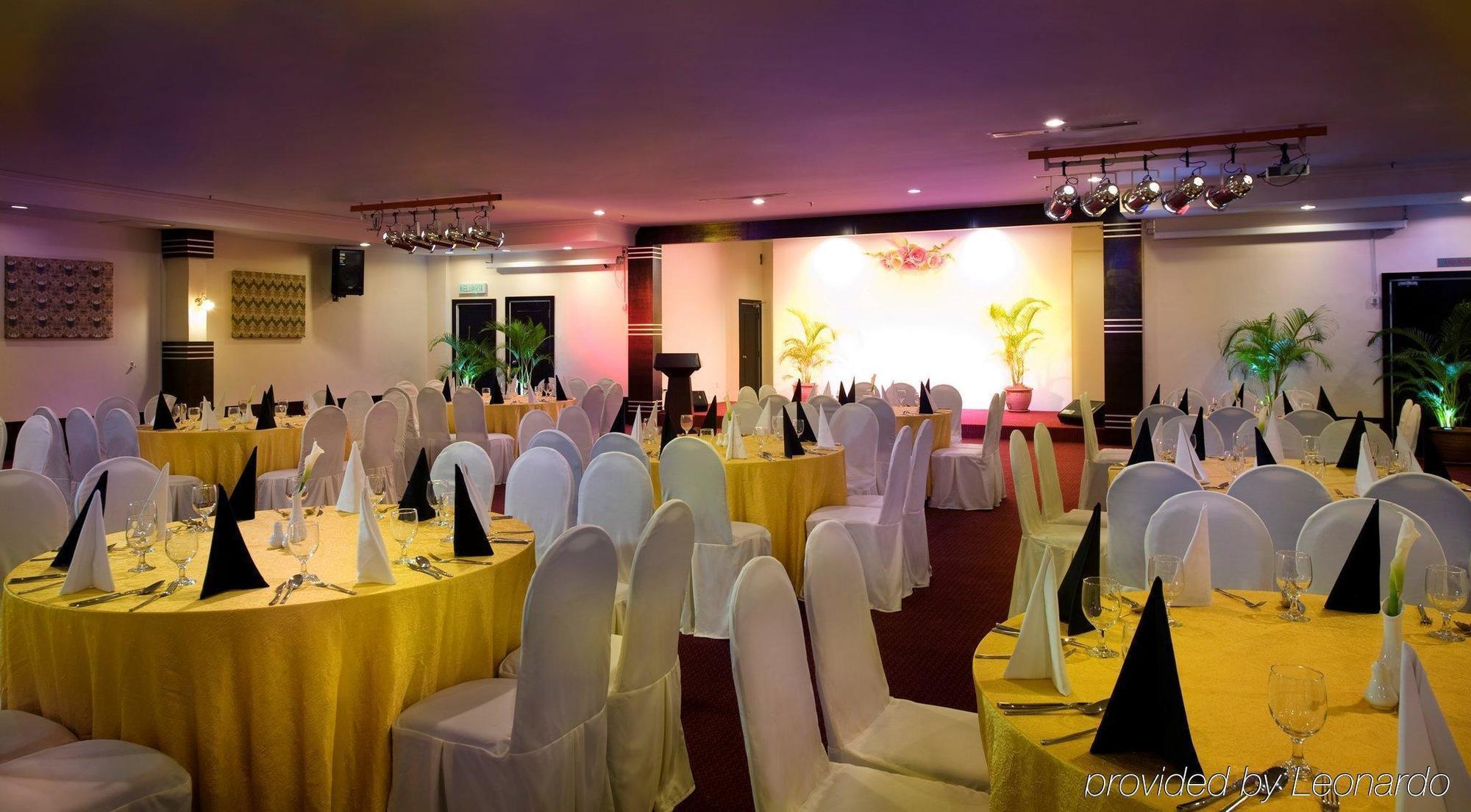 Wana Riverside Hotel Malacca Restaurant photo